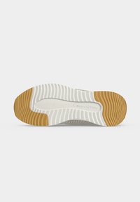 Semelle de sneaker en caoutchouc blanc et marron, motif de grip texturé, avec "Marc O'Polo" embossé au centre de la semelle.