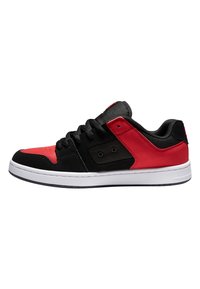 Sneaker nero e rosso con una combinazione di materiali lisci e texture, dotato di una suola bianca e due pannelli a contrasto sui lati.
