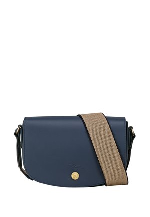 Navyblaue Umhängetasche mit glatter Lederoberfläche, goldenen Beschlägen und einem strukturierten beigen Tragegurt. Verfügt über einen Klappenverschluss und ein geprägtes Logo.