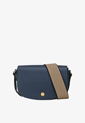 Navyblaue Umhängetasche mit glatter Lederoberfläche, goldenen Beschlägen und einem strukturierten beigen Tragegurt. Verfügt über einen Klappenverschluss und ein geprägtes Logo.