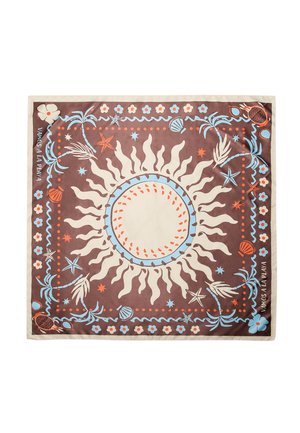 Hnedý šál s veľkým krémovým slnečným dizajnom v strede, zdobený modrými a oranžovými mušľami, hviezdicami, kvetmi, palmovými listami a textom „VAMOS A LA PLAYA.“