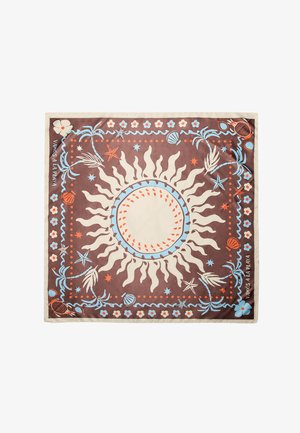 Hnedý šál s veľkým krémovým slnečným dizajnom v strede, zdobený modrými a oranžovými mušľami, hviezdicami, kvetmi, palmovými listami a textom „VAMOS A LA PLAYA.“