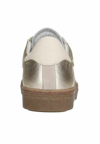 Sneaker met een metallic gouden achterkant, gladde beige zijkanten en een grove rubberen zool. Heeft een gevoerde kraag en discreet merk op de zijkant.