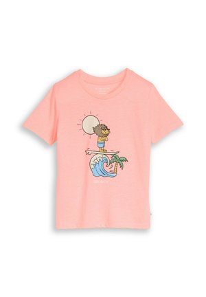 Różowy T-shirt z kreskówkowym lwem surfującym na fali obok palmy pod jasnym słońcem.