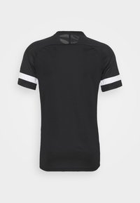 Camiseta atlética negra de manga corta, con rayas blancas en los puños y un panel de malla en la parte superior de la espalda para ventilación.