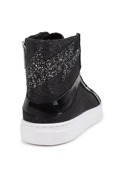 Baskets noires montantes avec une tige pailletée, un design courbé, des accents noirs brillants et une semelle en caoutchouc blanche. Elles présentent un détail de fermeture éclair à l'arrière.