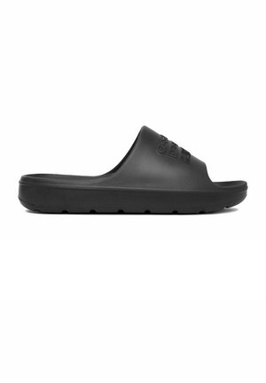 Sandalo ciabatta in gomma nera con suola spessa e cinturino largo con testo in rilievo su sfondo bianco.