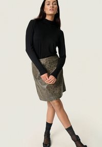 Soaked in Luxury Mini suknja - cracked black
