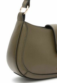 Olijfgroen leren schoudertas met een ronde vorm, zwarte accenten en goudkleurige hardware. Gestructureerd oppervlak met zichtbare stiksels.