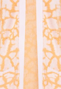 Světle oranžový cardigan se strukturovaným vzorem, s pevným pruhovaným středem a dvěma bočními kapsami se žebrovanými okraji. Vyrobeno z měkkého materiálu.