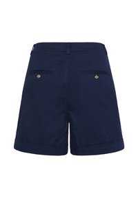 Short bleu marine ajusté avec deux poches passepoilées boutonnées à l'arrière et un ourlet retroussé.