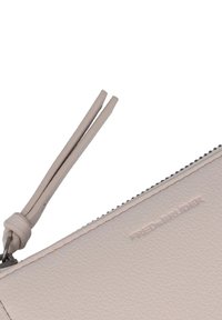 FREDsBRUDER HALF-ZIP BESTIE COLLECTION - Monedero - stone