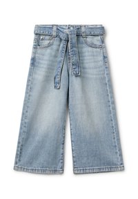 Culottes de denim azul claro con cintura con cinturón, que cuentan con dos bolsillos frontales y un diseño de pierna recta con una textura ligeramente deslavada.