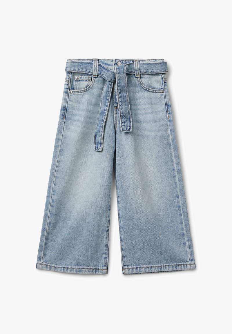 Culottes de denim azul claro con cintura con cinturón, que cuentan con dos bolsillos frontales y un diseño de pierna recta con una textura ligeramente deslavada.