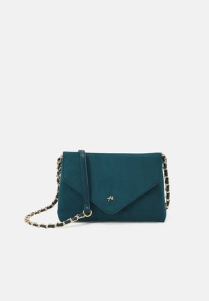 Borsa a tracolla in suede turchese con una tracolla in catena dorata, dotata di chiusura a patta e un logo impresso. Design piatto con bordi angolari.