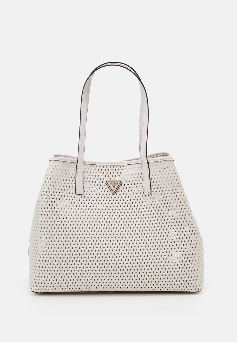 Sac fourre-tout en cuir blanc avec des perforations en forme de losange et des bretelles doubles, doté d'une plaque-logo métallique triangulaire.