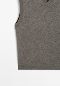 Mouwloos grijs gebreid vest met V-hals en ribgebreide randen, plat gepresenteerd tegen een witte achtergrond.