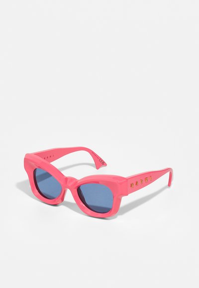 Occhiali da sole in plastica rosa con un design geometrico audace e lenti blu scuro. Presentano il nome del marchio "Marni" stampato in oro sugli accenti delle astine.