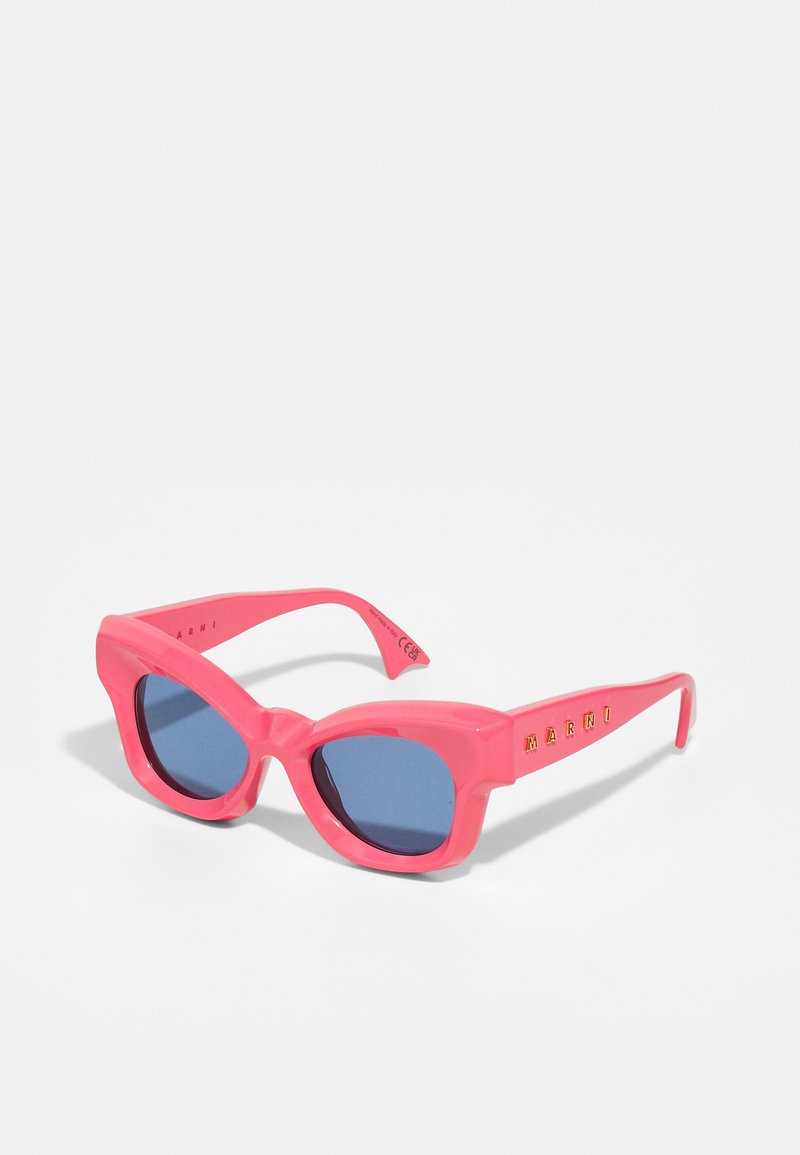 Gafas de sol de plástico rosa con un diseño geométrico audaz y lentes azul oscuro. Presenta el nombre de la marca "Marni" en dorado en los acentos de la patilla.