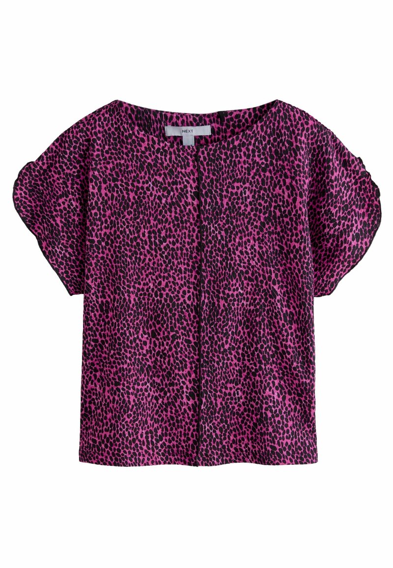 Haut à manches courtes en rose vif avec un motif léopard. Présente un col rond et une coupe ample, fabriqué en tissu léger.