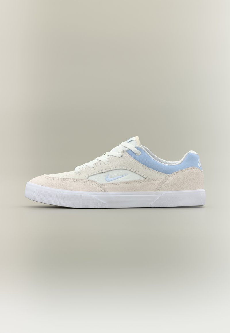 Nike sporta apavi ar bēša krāsas zamšāda augšdaļu, gaiši zilām detaļām, baltām auklām un gumijas zolīti, kas izceļ zema profila dizainu.