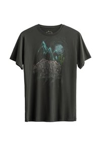 Donkergrijze katoenen t-shirt met een afbeelding van bergen, een maan en een cactus in blauwe en groene kleuren, met een ontspannen pasvorm en korte mouwen.