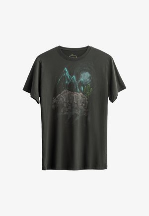 Donkergrijze katoenen t-shirt met een afbeelding van bergen, een maan en een cactus in blauwe en groene kleuren, met een ontspannen pasvorm en korte mouwen.