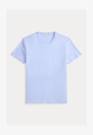 T-shirt bleu clair à manches courtes et col rond avec petit logo rose brodé sur le côté gauche de la poitrine, posé à plat sur fond blanc.