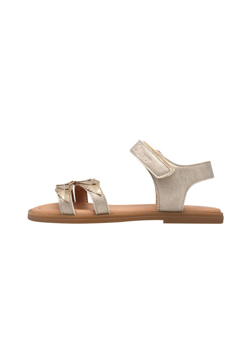 Flache Sandalen mit metallisch goldener Oberfläche, verziert mit einer dekorativen Schleife, offenen Seiten und verstellbarem Riemen für eine optimale Passform. Texturiertes Fußbett und Gummisohle.