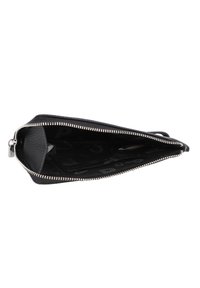 Pochette en cuir noir avec un extérieur texturé et des détails en zip argenté. L'intérieur est doté d'une doublure en tissu à motifs et de plusieurs emplacements pour cartes.