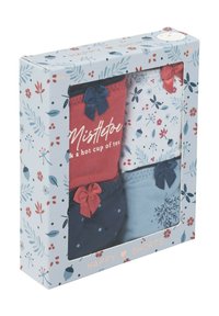 Set van vier shortjes in een decoratieve doos. Bevat een rode paar met witte tekst, een gestreepte marineblauwe, een bloemenpatroon in het wit en een blauwe optie. Versierd met strikjes.