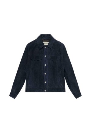 Marineblaues Wildlederjackett mit Kragen, vorderem Knopfverschluss und zwei Brusttaschen. Hat eine glatte Textur und eine taillierte Passform.