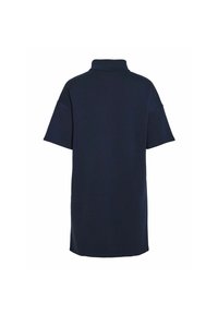 Polo oversize de color navy con mangas cortas, que cuenta con un cuello tipo solapa y un ajuste relajado, fabricado con un tejido suave y transpirable.