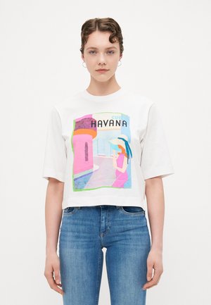 T-shirt blanc court avec un imprimé graphique coloré de La Havane, mettant en scène une figure portant une robe rose et un chapeau bleu.