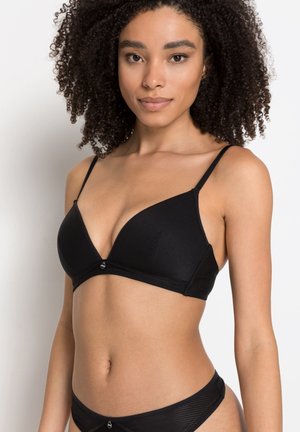 Schwarzes, geripptes Bralette mit tiefem Ausschnitt, dünnen verstellbaren Trägern und einem Verschlussdetail in der Mitte vorne, kombiniert mit passenden Bikini-Unterteilen.