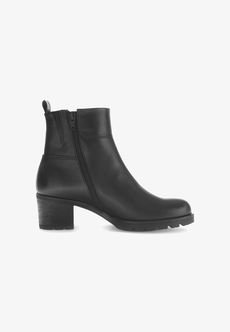 Zwarte lederen enkelboot met zijkit, trekband, ronde neus en chunky lage hak op een witte achtergrond.