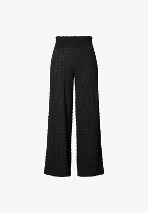 Czarne spodnie o szerokich nogawkach z teksturowanym wzorem oraz marszczonym, wysokim pasem. Wykonane z lekkiego materiału, z lejącym się fasonem.