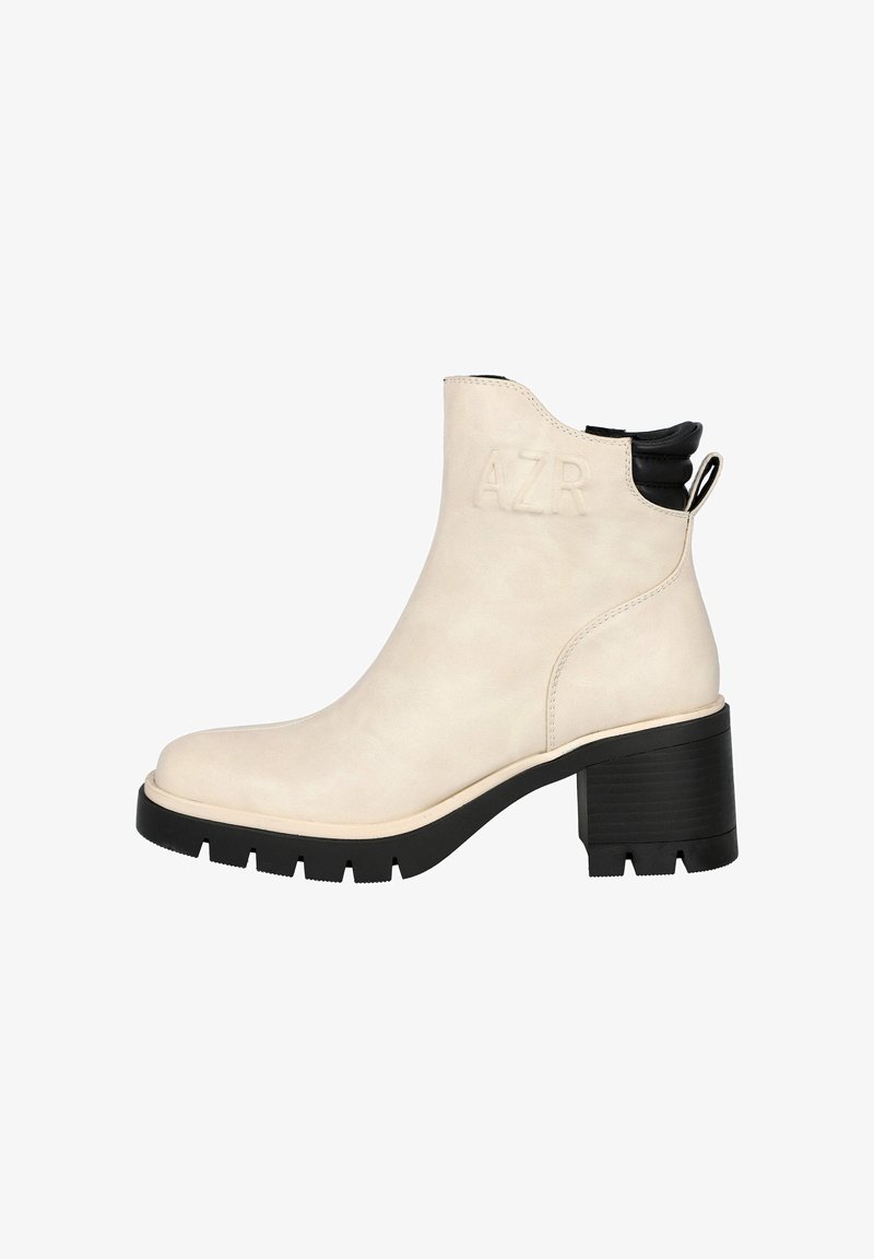 Botín de cuero color crema con un acento negro en la parte superior, una suela gruesa y el logo "AZR" en relieve en el lado.