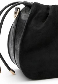 Schwarze Handtasche mit runder Form, ausgestattet mit einem strukturierten Lederboden und einem weichen Wildlederoberteil. Enthält geflochtene Träger und Akzente aus goldfarbenem Metall.