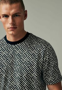 Next GEO PATTERN  - REGULAR FIT - Printtipaita - black white