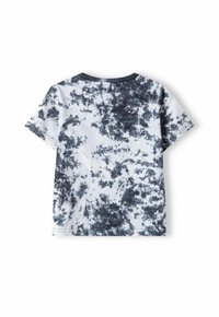Camiseta de manga corta de algodón con un patrón de tie-dye en blanco y negro. Presenta un cuello redondo y un dobladillo recto. Textura suave.