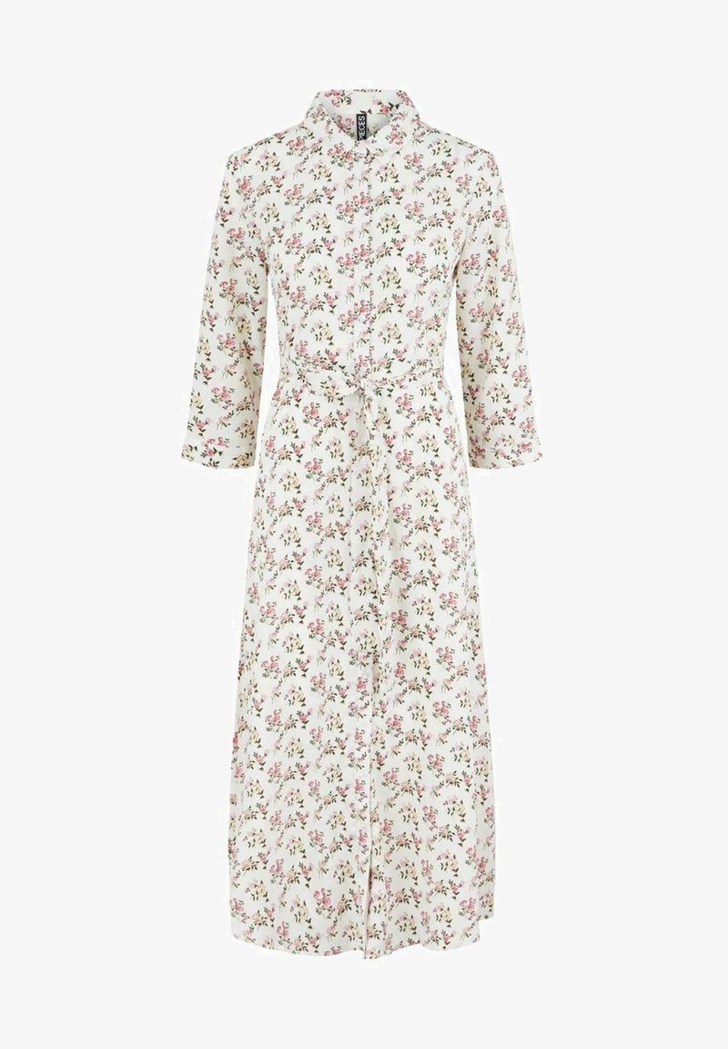 Longue robe-chemise blanche avec motif floral rose, manches trois-quarts, col, boutonnée devant et ceinture à nouer à la taille.