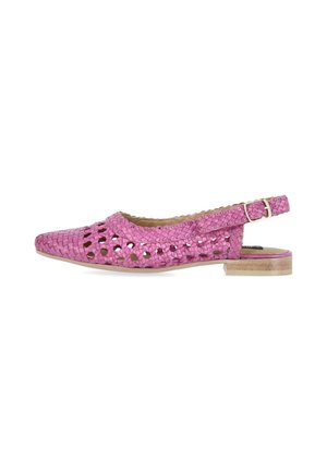 Roze gevlochten leren slingback platte schoen met spits toelopende neus, uitgesneden details, verstelbare enkelband en lage houten hak.