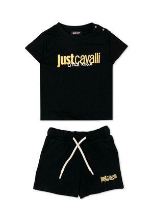 Czarny zestaw dla malucha z koszulką z krótkim rękawem i szortami z żółtym napisem „Just Cavalli Little Rogue” oraz białym sznurkiem w szortach.