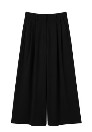 Pantalon noir à jambes larges avec taille haute, plis nets, tissu texturé lisse et poches latérales.