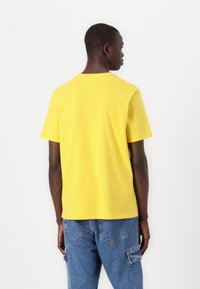 Tommy Hilfiger ESSENTIAL V NECK - Basic T-shirt - morningside yellow