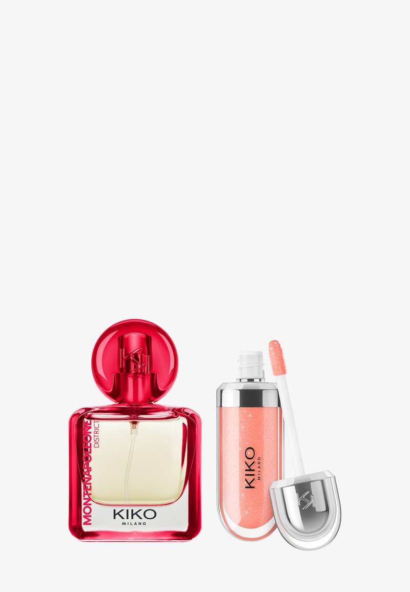 Rød glassparfymeflaske med et rundt lokk ved siden av en slank, metallisk leppestiftube fylt med ferskenfarget gloss og en applikator med wand.