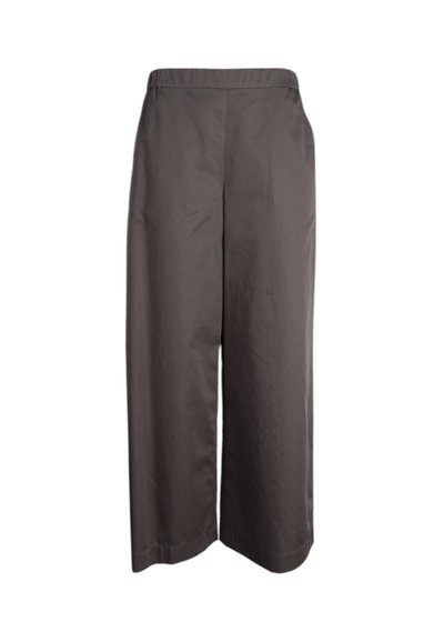 Šedé široké zkrácené kalhoty vyrobené z lehké tkaniny, s plochým předním dílem a elastickým pasem pro pohodlí. Bez viditelných vzorů nebo akcentů.