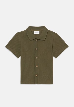 Kortärmad, olivgrön stickad skjorta med ett strukturerat mönster, knappstängning fram och klassisk krage. Har tanfärgade knappar och ribbat detaljarbete.
