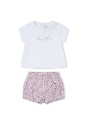 Camiseta blanca de bebé de manga corta con bordado floral sobre pantalones cortos rosas a cuadros con pequeño estampado de flores y cintura elástica.